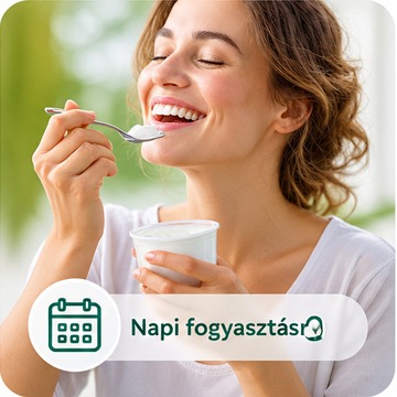 Mosolygó nő joghurtot eszik